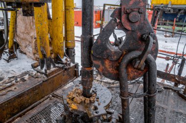 Bakım için tersanede offshore sondaj kulesi destekler. Bir petrol kuyusu tamiri. Petrol yataklarının ekipmanları.