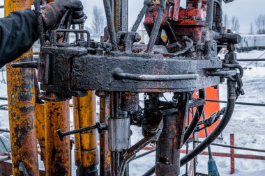 Daha önce delinmiş bir kuyu üzerinde çalışan workover teçhizat onarım yoluyla üretimi geri yüklemeye çalışıyor. Tonda.