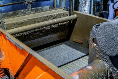 Bir sondaj kulesi Blowout Önleyici yığını yüklemek için hazırlanıyor. titreşimli ekran