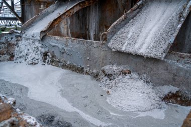Petrol ve gaz endüstrisinde çamur çukuru. Sondaj suyu delik veya kuyu gibi akan çamurlu su atıklarının kapatılması.