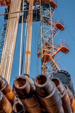 Petrol ve gaz endüstrisinde petrol platformunda petrol sondaj kulesi işletmesi. Endüstriyel kavram. Tonda.
