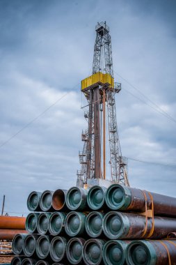 Petrol ve gaz endüstrisinde petrol platformunda petrol sondaj kulesi işletmesi. Endüstriyel kavram. Tonda