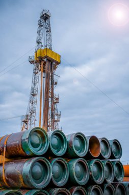 Petrol ve gaz endüstrisinde petrol platformunda petrol sondaj kulesi işletmesi. Endüstriyel kavram. Tonda