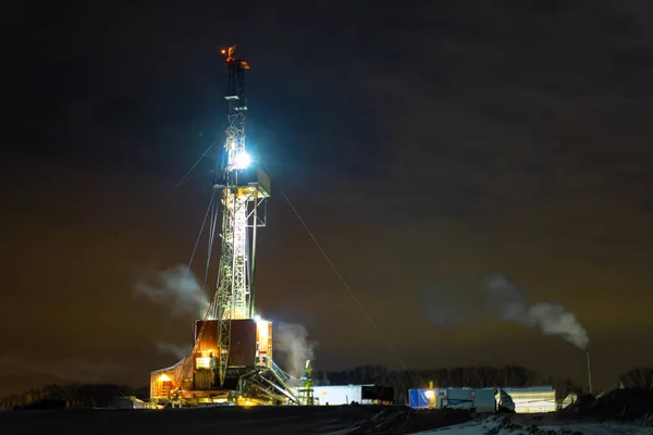 El hermoso paisaje del amanecer de la plataforma de perforación en el campo petrolífero onshore de Rusia. Operación de perforación de petróleo en la plataforma petrolera en la industria del petróleo y el gas . —  Fotos de Stock