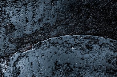 ham petrol yüzeyi dokusu. Petrol ürünleriyle kirlilik.