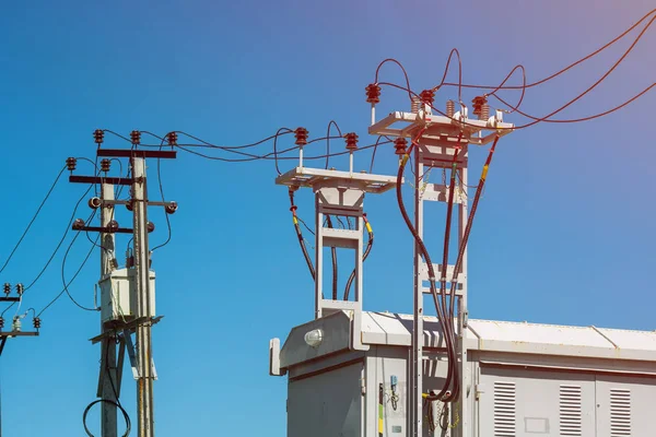 Haute Tension Tour Ligne Électrique Pour Électricité Sur Ciel Bleu — Photo