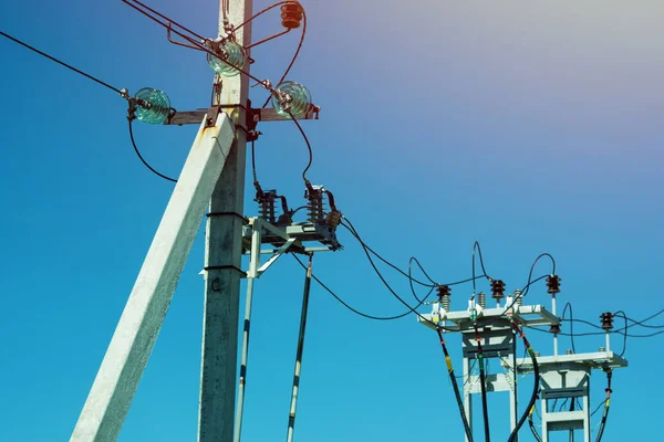Wysokonapięciowa Linia Zasilania Wieży Dla Energii Elektrycznej Błękitne Niebo Zachmurzonego — Zdjęcie stockowe