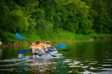 bir grup arkadaşıyla şişme bir Sal bir nehir aşağı taşıma