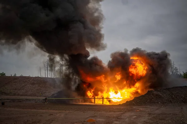 Petrol ve Gaz işleme platformu nda ve uzak platformda çıkan patlamada petrol, doğal gaz ve sıvı yoğuşma üretildi