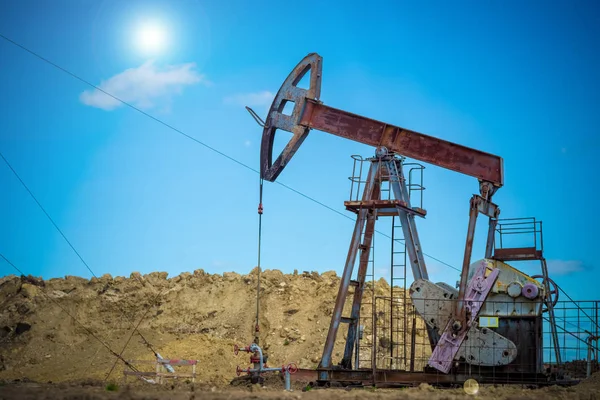 Gökyüzü Bulutlar Arka Planda Yağ Atbaşı Petrol Kuyusu Endüstrisi — Stok fotoğraf