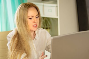 Kafası karışmış genç kadın evde hiçbir bağlantı ile şaşkın duygu dizüstü bakıyor, internet online haber okuma.