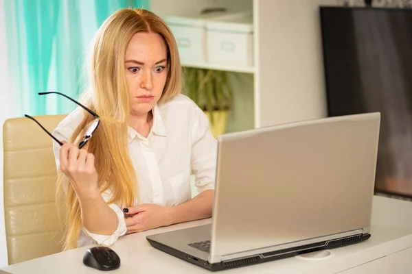 Mylić młoda kobieta patrząc na laptopa w domu uczucie zdezorientowany bez połączenia, czytanie wiadomości online w Internecie. — Zdjęcie stockowe