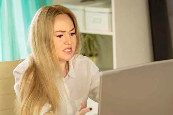 Mylić młoda kobieta patrząc na laptopa w domu uczucie zdezorientowany bez połączenia, czytanie wiadomości online w Internecie. — Zdjęcie stockowe