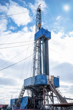 Petrol sahasında ham petrol üretimi için yeraltı sondaj kulesi. Petrol Sanayi