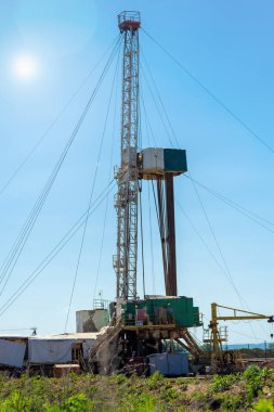Petrol sahasında ham petrol üretimi için yeraltı sondaj kulesi. Petrol Sanayi
