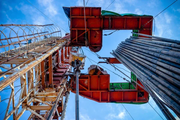 Olie Rig Derrick Oilfield Tegen Heldere Blauwe Lucht Boormachine Olieveld — Stockfoto