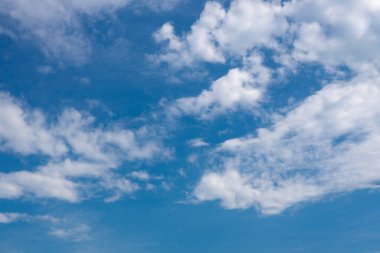 Metin arkaplanı için alanı olan düz beyaz bulutlu açık mavi gökyüzü