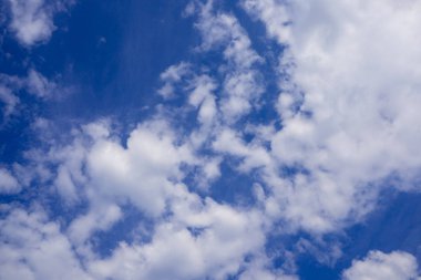 Metin arkaplanı için alanı olan düz beyaz bulutlu açık mavi gökyüzü