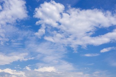 Metin arkaplanı için alanı olan düz beyaz bulutlu açık mavi gökyüzü