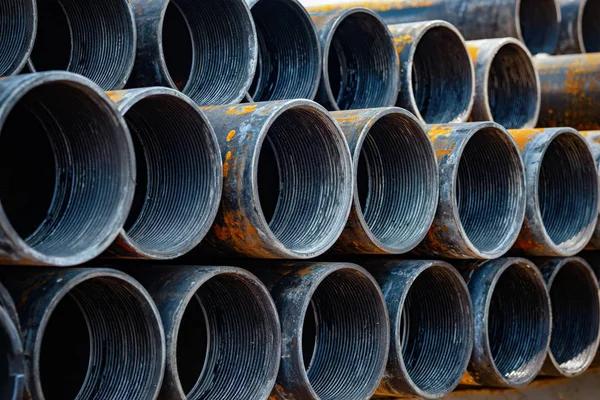 yüksek kaliteli Galvanizli çelik boru veya alüminyum ve krom paslanmaz borular yığını nda depoda sevkiyat bekliyor.