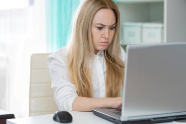 Kafası karışmış genç kadın evde hiçbir bağlantı ile şaşkın duygu dizüstü bakıyor, internet online haber okuma