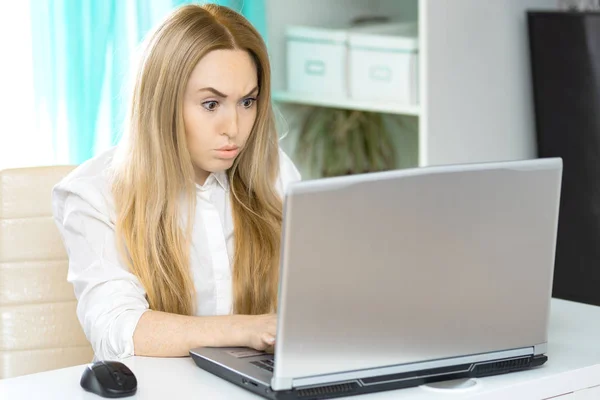 Mylić młoda kobieta patrząc na laptopa w domu uczucie zdezorientowany bez połączenia, czytanie wiadomości online w Internecie — Zdjęcie stockowe