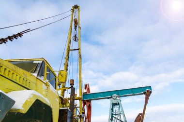 Madencilik ve taş ocağı. Dünya'nın bağırsaklarından yağ çıkarma için kurulumlar. Pumpjack bir yağ kuyusunda pistonlu pompa için yer üstü sürücü
