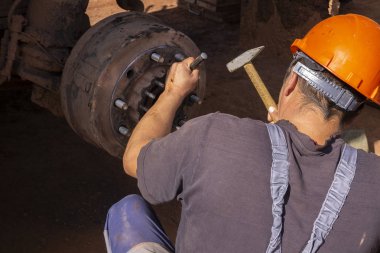 Bir tamirci bir kamyonu tamir eder. Fren diski ve pedleri değiştirin