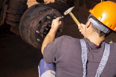 Bir tamirci bir kamyonu tamir eder. Fren diski ve pedleri değiştirin