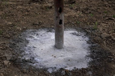 İnşaat binaların ticari konkret katları sırasında beton dökümü - beton levha. Şantiye açık kirli çimento borusu kil ile kapatın