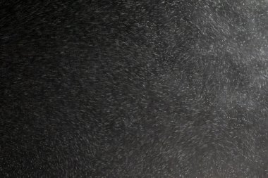 Gizemli, Ciddi, Puslu sis desenleri Bir ışık demeti ile aydınlatılmış. Karanlık arka plan üzerinde doğal nokta ışık Ray, sahne aydınlatma ekipmanları. Siyah arka plan üzerinde duman.