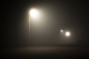Sokak ışıkları sisli sisli gece lambası sonrası fenerler ıssız yol. Geceleri fenerlerin ışığında Yalnız Bir Sokak. sisli gece otoparkı