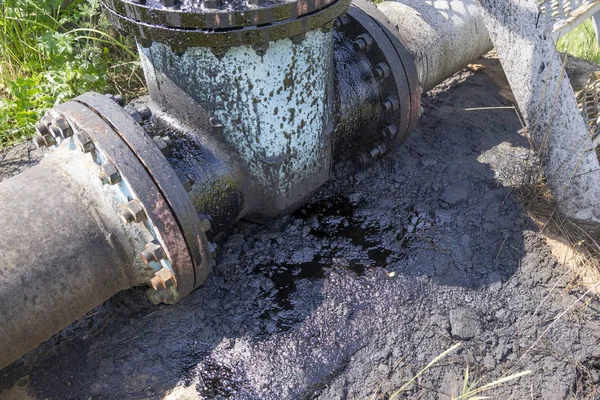 Kimyasallar ve yağ ile kontamine topraktan doğayı etkiler. Çevresel felaket, çevrenin kirlenmesi, toksik, kirlilik, detay. Petrol tanklarının enkazı.topraktaki petrol kirliliği