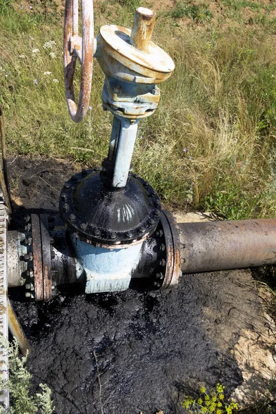 Kimyasallar ve yağ ile kontamine topraktan doğayı etkiler. Çevresel felaket, çevrenin kirlenmesi, toksik, kirlilik, detay. Petrol tanklarının enkazı.topraktaki petrol kirliliği