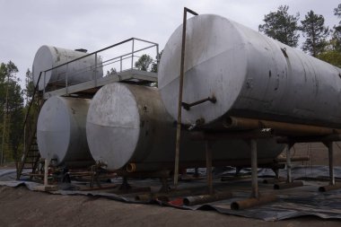 Petrol endüstrisi. Rafineride petrol ürünleri için Petrol Depolama Tankları. Septik tanklar yeraltı su arıtma tesisi kullanımını aşağı getirecek.