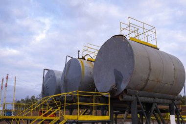 Petrol endüstrisi. Rafineride petrol ürünleri için Petrol Depolama Tankları. Septik tanklar yeraltı su arıtma tesisi kullanımını aşağı getirecek.