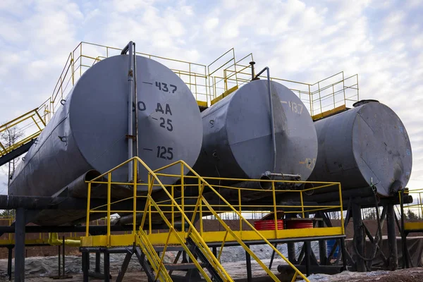 Petrol endüstrisi. Rafineride petrol ürünleri için Petrol Depolama Tankları. Septik tanklar yeraltı su arıtma tesisi kullanımını aşağı getirecek.