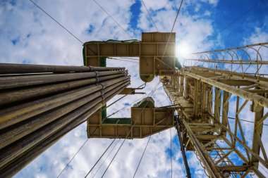 Petrol ve doğalgaz sondaj kulesi dramatik bulutlu tatlı sahnesinde. Petrol ve doğalgaz endüstrisindeki petrol platformunda sondaj sondajı çalışması.