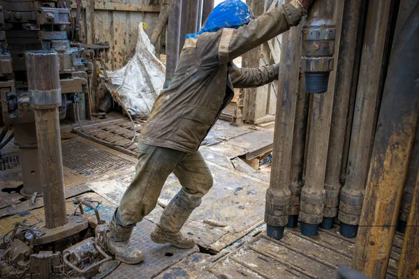 Offshore Oljerigg Arbetare Förbereda Verktyg Och Utrustning För Perforering Olja — Stockfoto