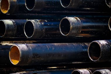 Boru hattını boru yağıyla kapatın. Petrol ve benzin deposunun zeminine yatın..