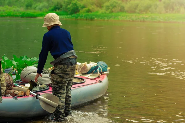 Skupić się część młodej osoby są rafting w rzece. Lato zielony rzeka łódź scena. — Zdjęcie stockowe