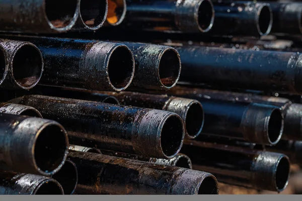 Nahaufnahme Bohrrohrgewinde mit Rohr-Dope-Fett legt sich am Bohrplattenboden bei Öl und Gas an Land ab. — Stockfoto