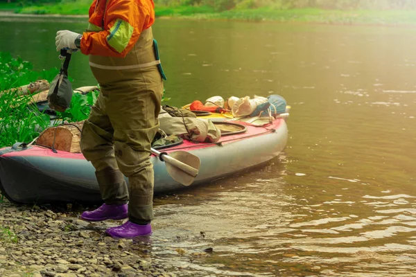 Skupić się część młodej osoby są rafting w rzece. Lato zielony rzeka łódź scena. — Zdjęcie stockowe