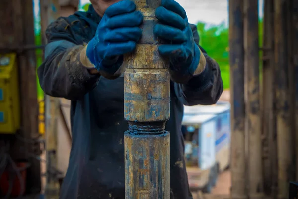 Offshore oljerigg arbetare förbereda verktyg och utrustning för perforering olja och gas brunn på wellhead plattform. Göra upp en borrrörsanslutning. Utsikt för anslutning av borrör mellan läktaren. — Stockfoto