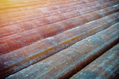 Petrol sondaj borusu. Paslı matkap boruları kuyu bölümünden delinmiş. Delik sondaj kulesi. Güverteye boru döşemek. Petrol ve benzin deposunun avlusundaki sondaj borularının görüntüsü.