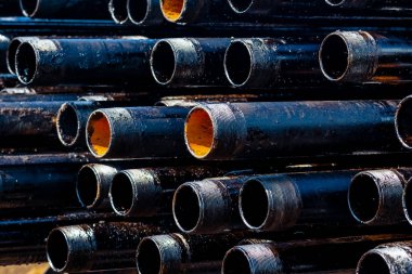 Boru hattını boru yağıyla kapatın. Petrol ve benzin deposunun zeminine yatın..