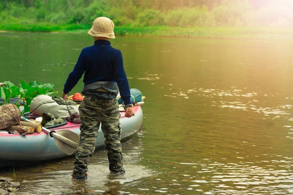Skupić się część młodej osoby są rafting w rzece. Lato zielony rzeka łódź scena. — Zdjęcie stockowe