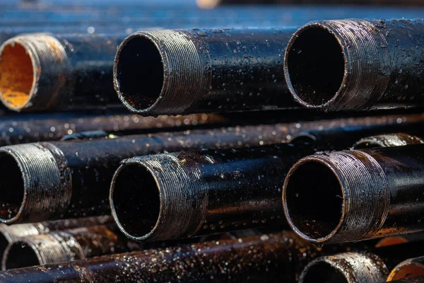 Boru hattını boru yağıyla kapatın. Petrol ve benzin deposunun zeminine yatın..