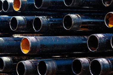 Petrol ve benzin deposunun açık avlusundaki sondaj borularının ve boruların görüntüsü