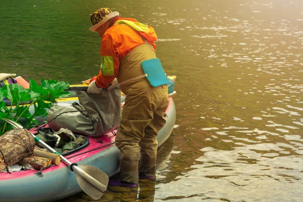 Skupić się część młodej osoby są rafting w rzece. Lato zielony rzeka łódź scena. — Zdjęcie stockowe